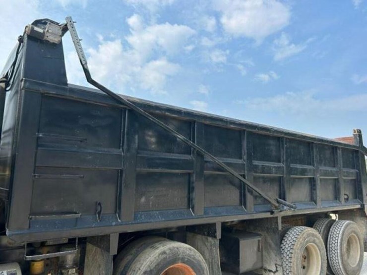 2005-volvo-tri/a-dump-truck-4v5k99gh55n391882-image-101