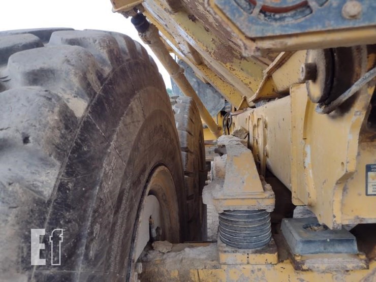 2005-deere-300d-image-33