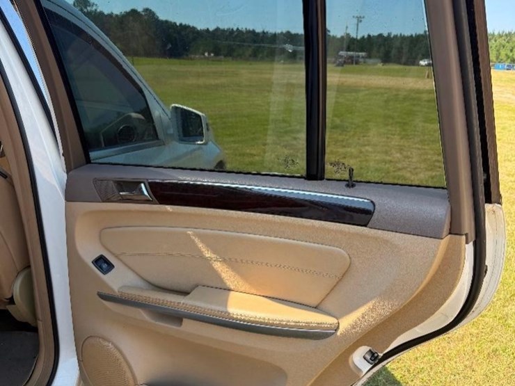 2011-mercedes-benz-gl450-image-18