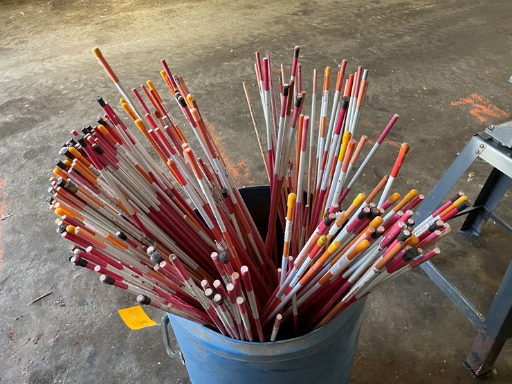 #8401-•-pail-of-driveway-markers-image-2