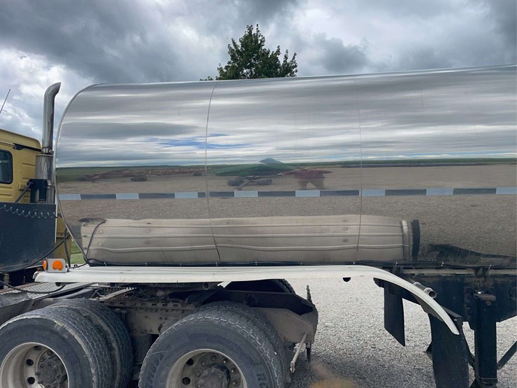 stainless-steel-7000-gallon-tanker-image-6