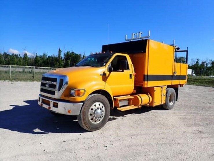 2005-ford-f750-xlt-image-1