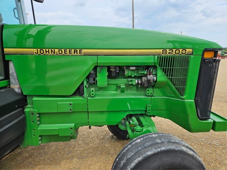 john-deere-8200-image-11