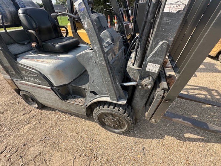 #2074-•-nissan-forklift-image-15