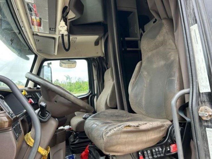 2016-volvo-t/a-hiway-tractor---sleeper-4v4nc9eh7gn-image-15