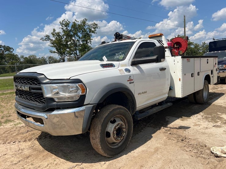 2019-dodge-ram-5500-image-2