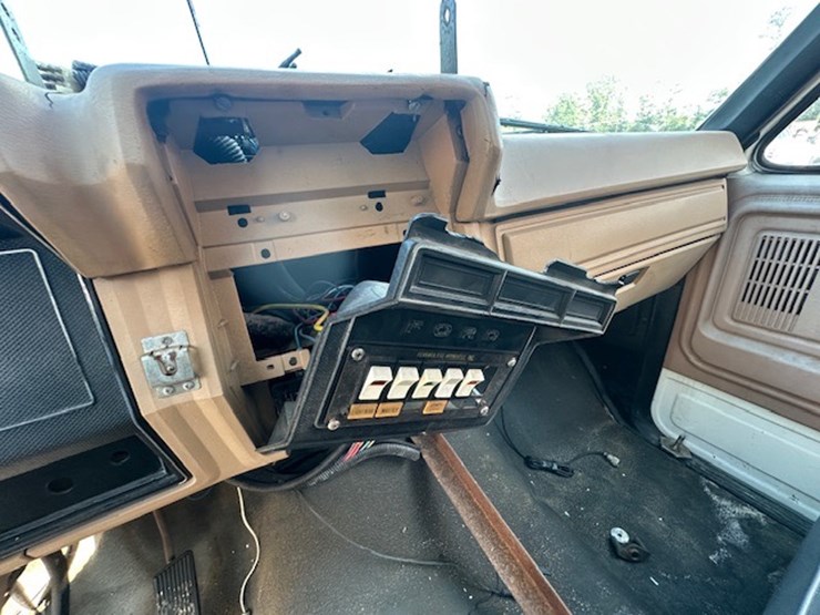 1983-ford-7000-image-40
