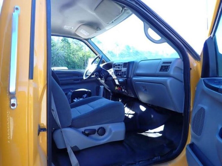 2005-ford-f750-xlt-image-22