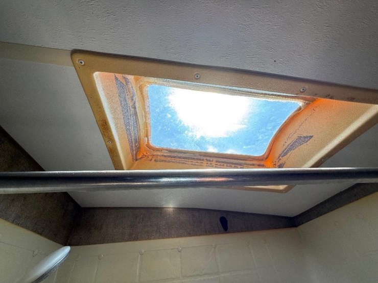 2016-creekside-24'-camper-(slide,-awning,-tandem-image-26