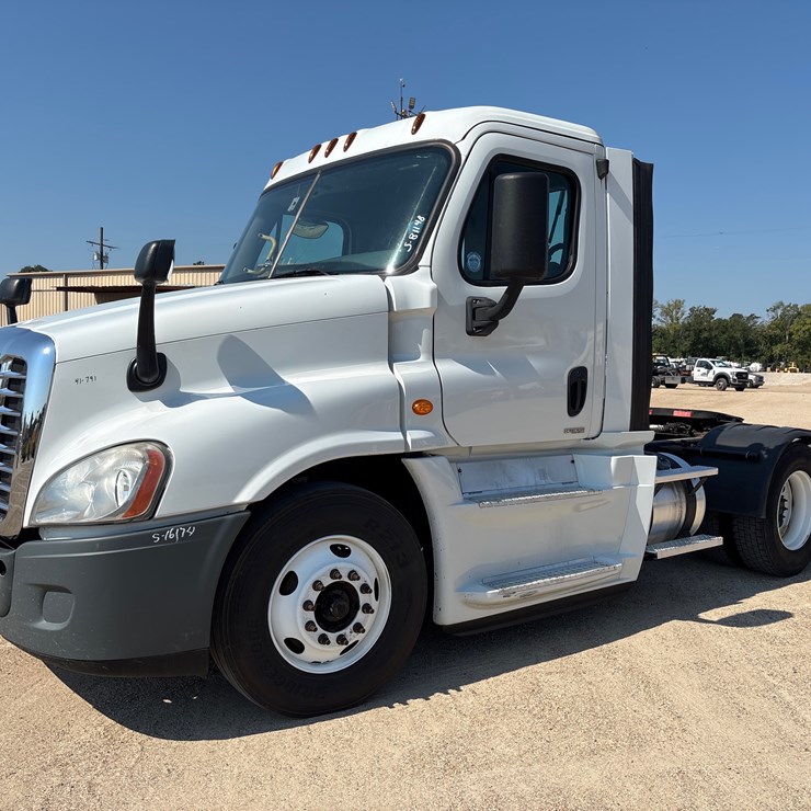 #208 • 2016 FREIGHTLINER CASCADIA