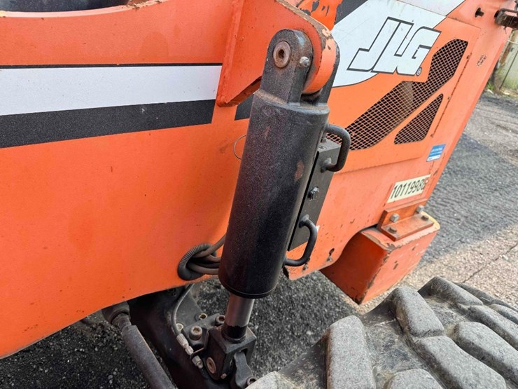 2013-jlg-8042-image-38