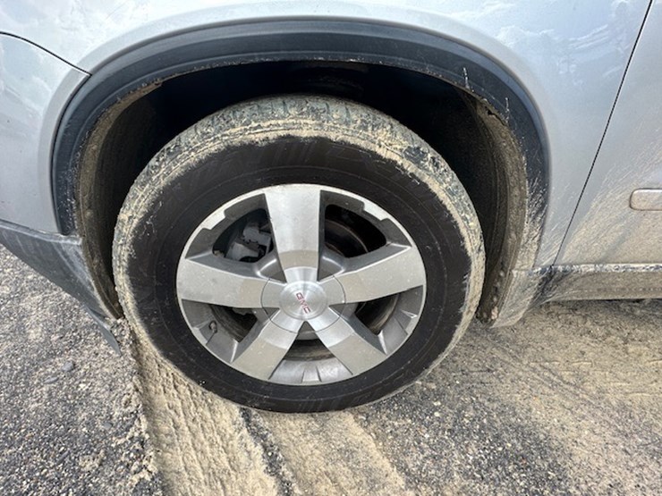 2011-gmc-acadia-image-14