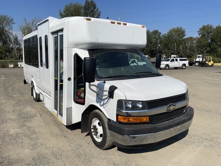 2015-chevrolet-express-paratransit-bus-image-2