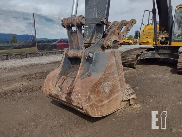 2021-deere-250g-lc-image-16