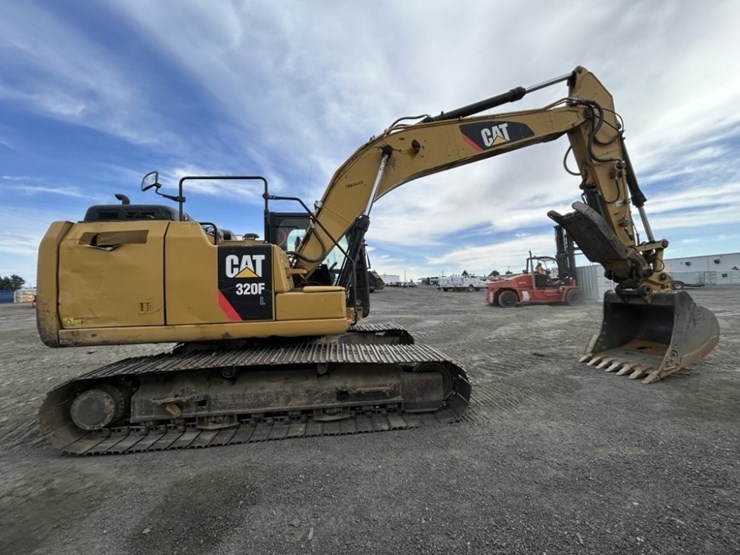 2017-caterpillar-320fl-image-6