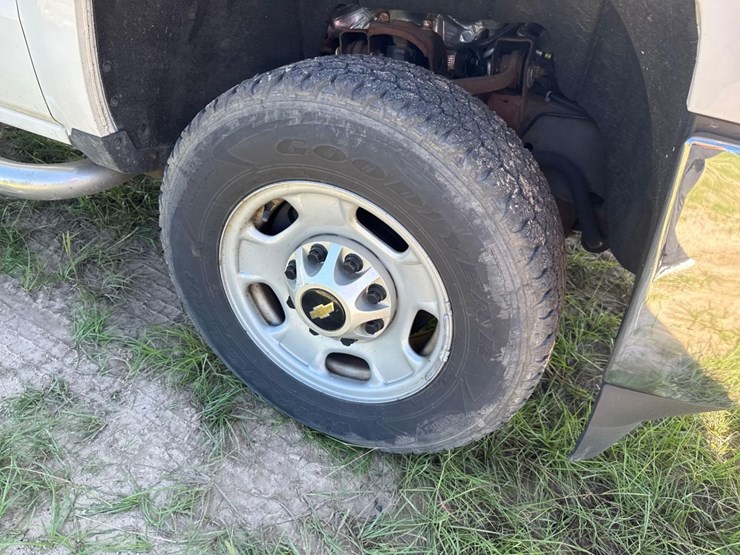 2016-chevrolet-2500-truck-image-11