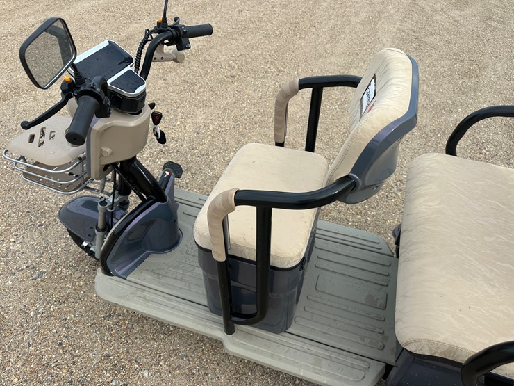 #61-•-2-seater-electric-scooter,-front-and-rear-basket,-charger-image-8