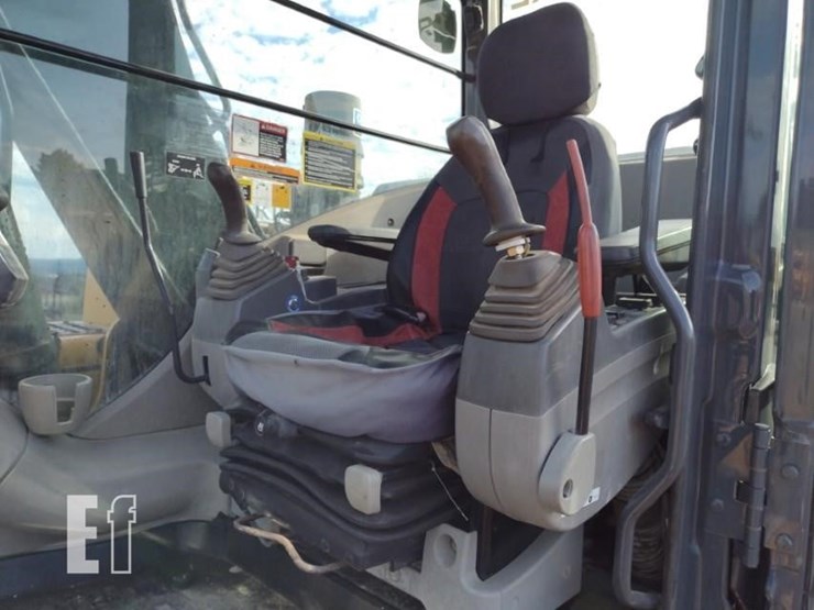 2010-deere-120d-image-13