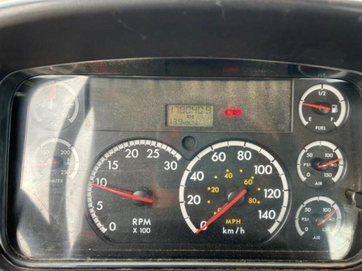 2006-freightliner-business-class-m2-106-image-12