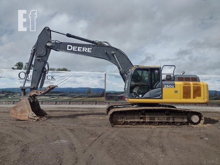 2021-deere-250g-lc-image-1