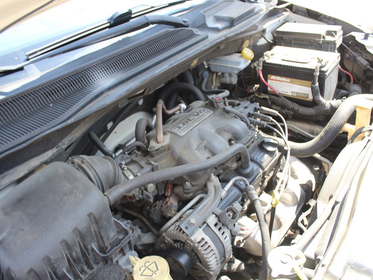 2010-chrysler-town-&-country-image-16