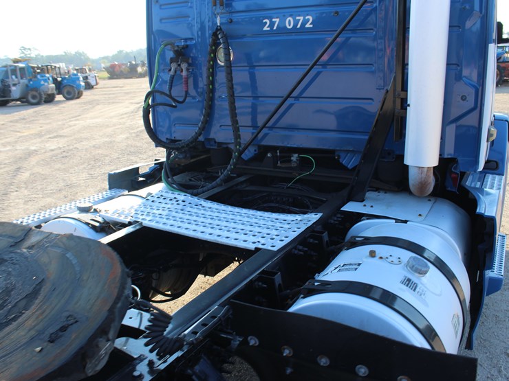 2015-volvo-vnl42t300-image-8