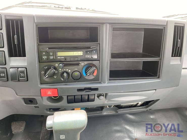 2016-isuzu-npr-image-25