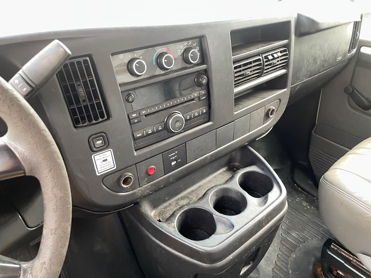 #9856-•-2011-gmc-box-truck-(has-wi-title)-image-23