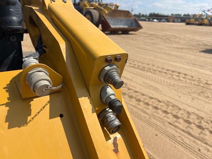 2020-caterpillar-279d3-image-11