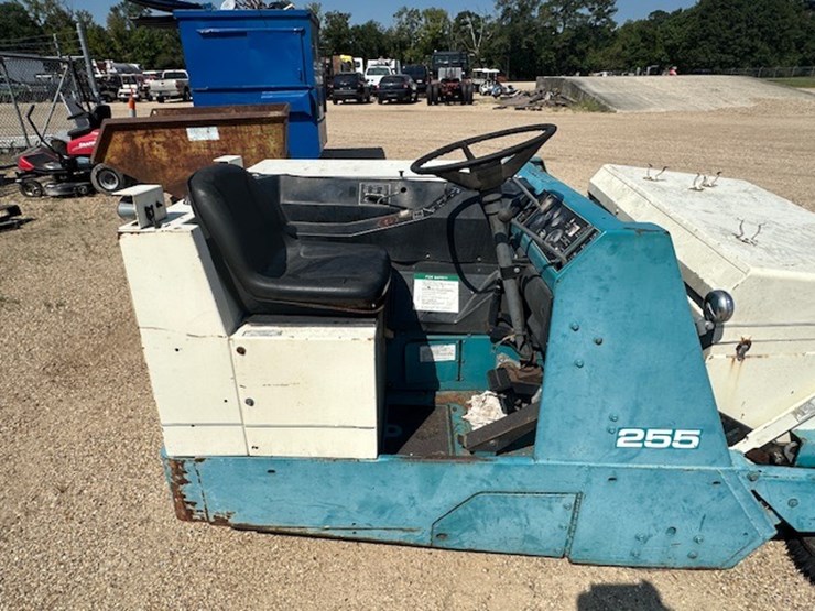 #2267-•-tennant-225-ride-on-sweeper-|-parts-or-repair-image-9