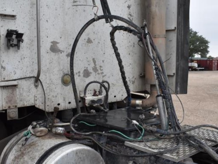 2006-freightliner-century-truck-(vin-#-1fujbbck36pu33831)-(showing-appx-62,-image-8