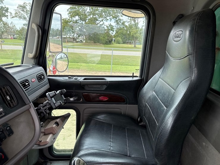 2013-peterbilt-388-image-30