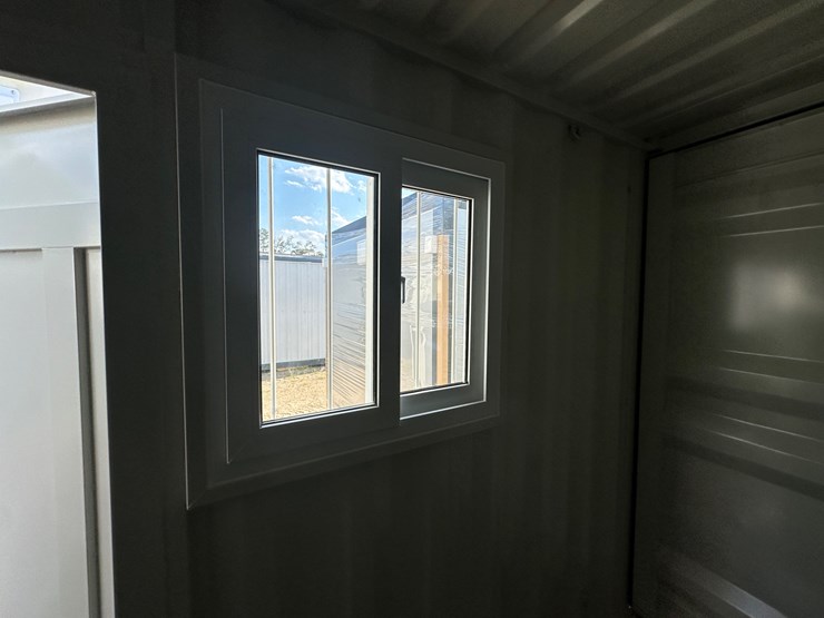 #1306-•-10ft-container-image-14