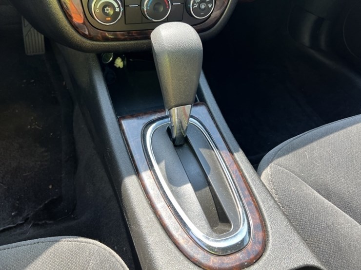 2013-chevrolet-impala-sedan-image-28