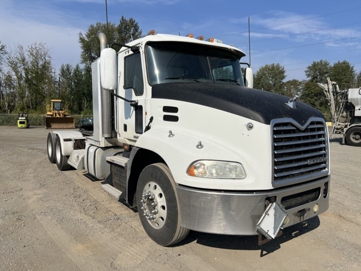 2012-mack-cxu613-t/a-truck-tractor-image-2