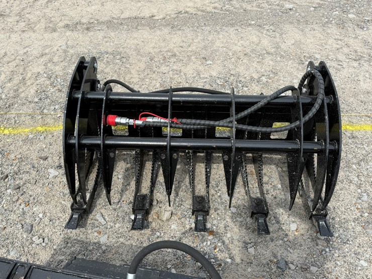 #230-•-#26331-•-unused-giyi-mini-skid-steer-curbed-log-grabber-cxhxzmq507148-image-3