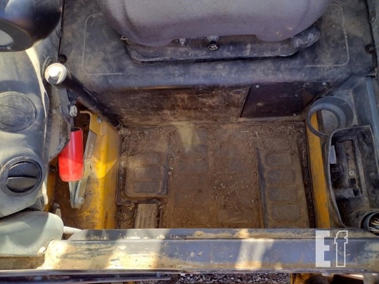 2015-new-holland-c232-image-14