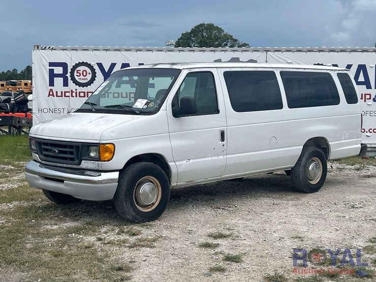2005-ford-cargo-image-1