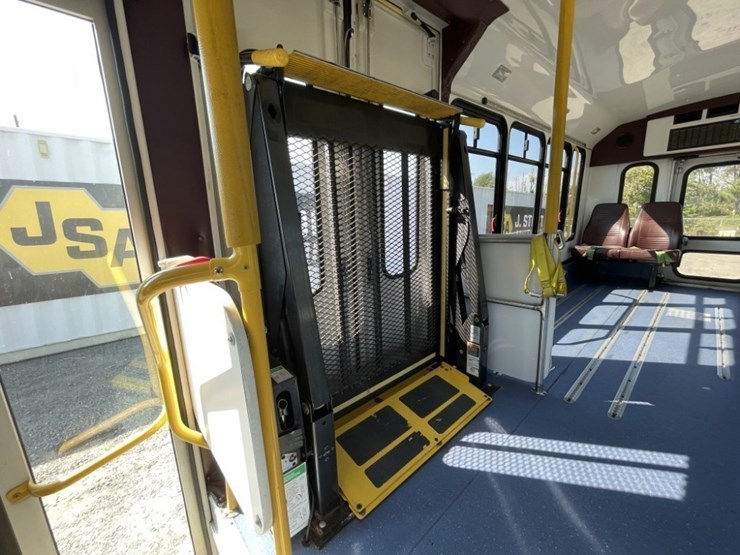 2015-chevrolet-express-paratransit-bus-image-32