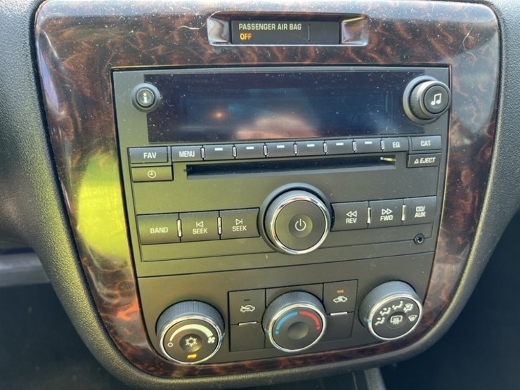 2013-chevrolet-impala-sedan-image-27