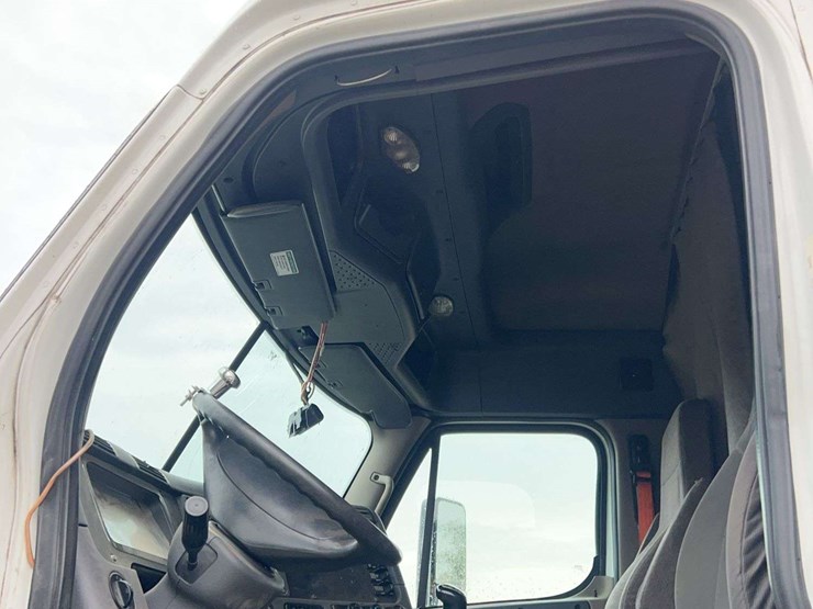 2014-freightliner-cascadia-t/a-sleeper-semi-truck-image-22