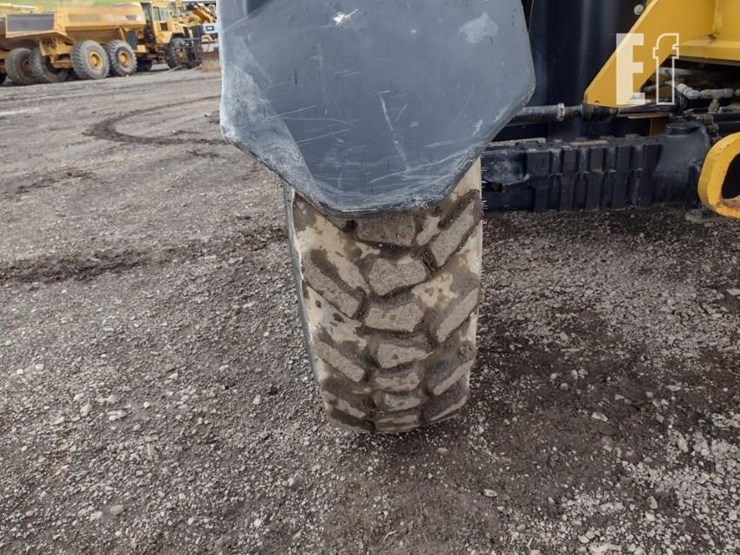 2013-caterpillar-tl642c-image-22