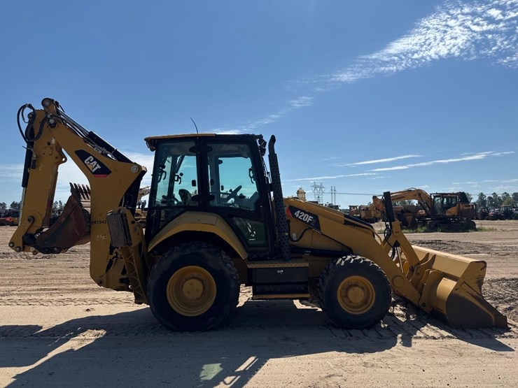 2019-caterpillar-420f2-image-5