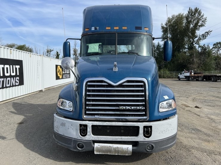 2013-mack-cxu613-tri-axle-truck-tractor-image-8