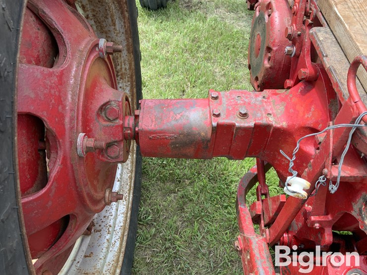 mccormick-farmall-560-2wd-tractor-image-18