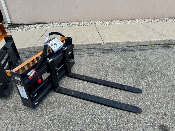 wolverine-skid-steer-pallet-forks,-48-in,-4000-lbs,-model-pfa-11-3300g-image-1