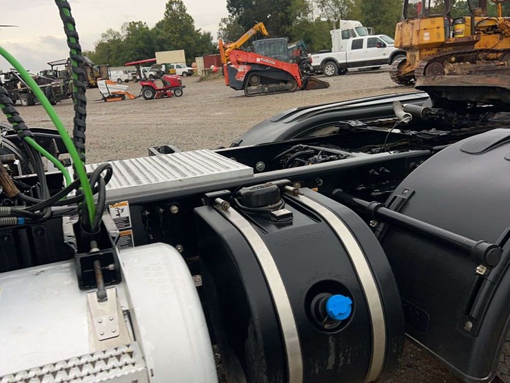 2018-peterbilt-t/a-daycab-semi-truck-image-12