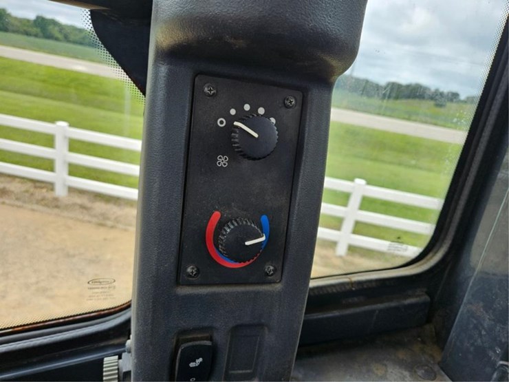 2012-deere-624k-image-57