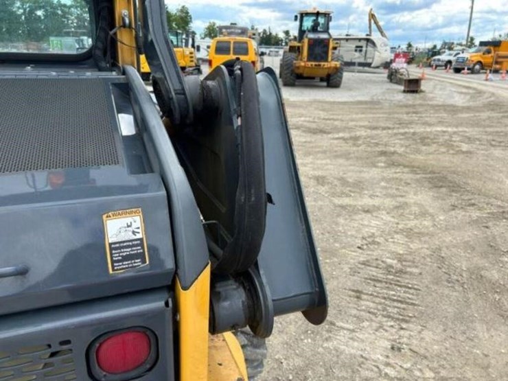 2017-deere-320e-image-38