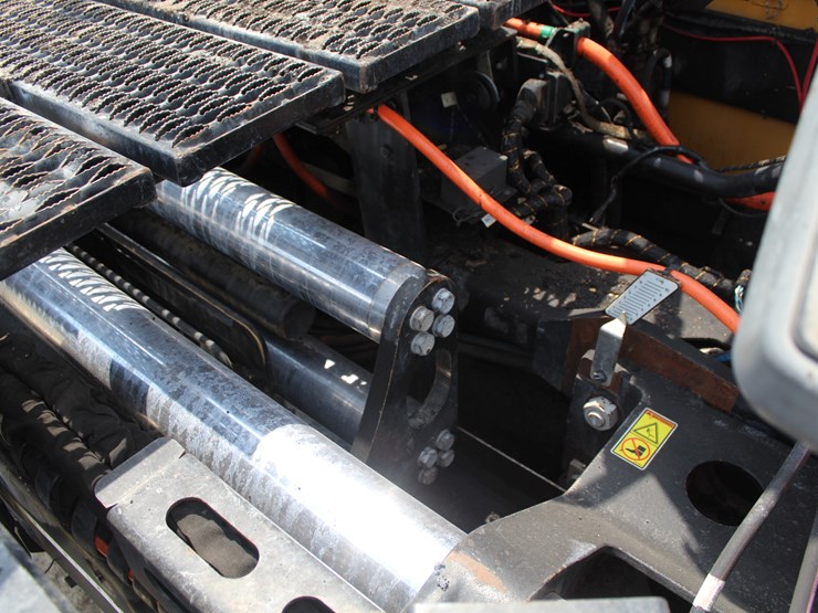 2017-caterpillar-ap-1055f-image-34